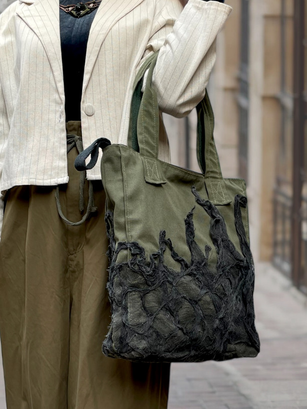 توت بگ جنگل گلستر با پارچه کتان سبز سدری و ریشههای مشکی کشیدهشده از پایین به بالا، طراحی دستساز و خاص