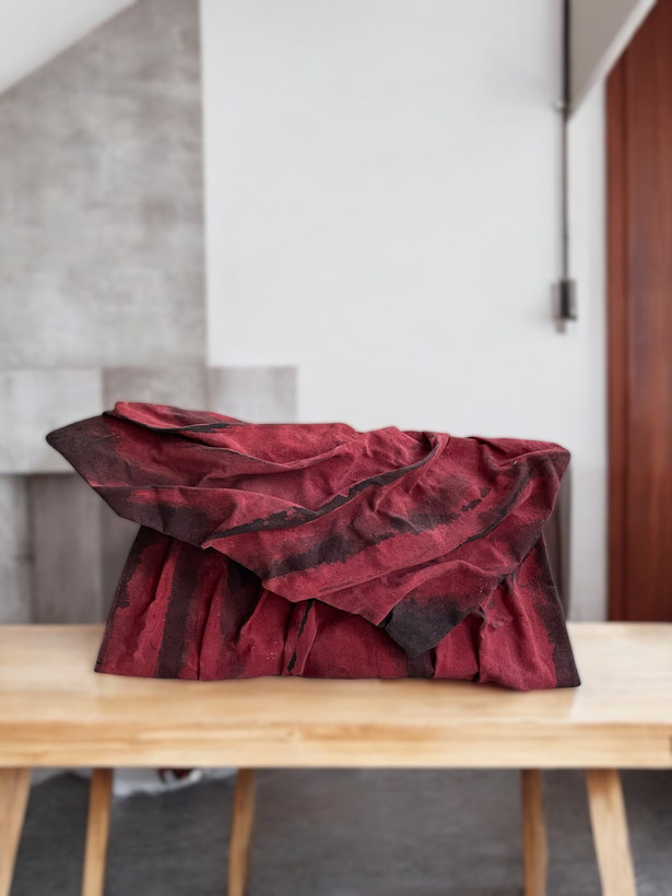 کیف کلاچ دستساز گلستر با الهام از رنگهای قرمز و مشکی جزیره هرمز